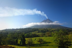 Vista del Volcán Arenal con nubes bajas y humo saliendo