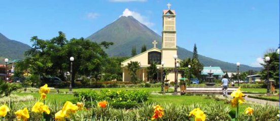 Parque Central La Fortuna y vista al volcán